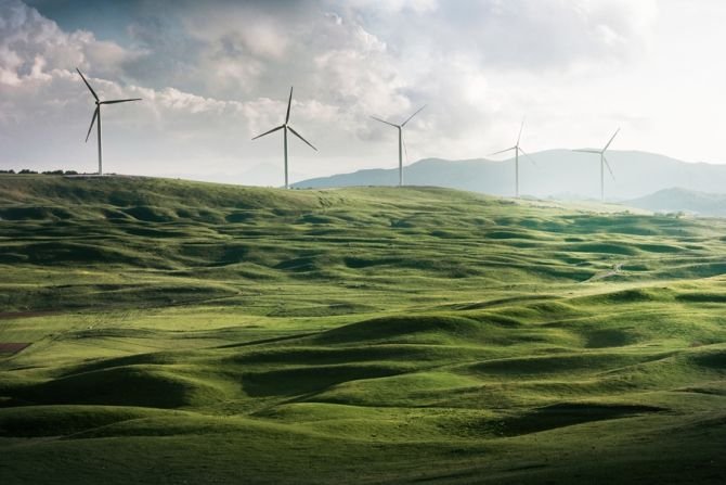 Czym są odnawialne źródła energii i dlaczego inwestycja w OZE się opłaca?