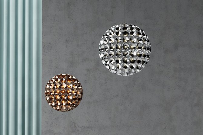 Lampa z złożona z ponad setki reflektorów
