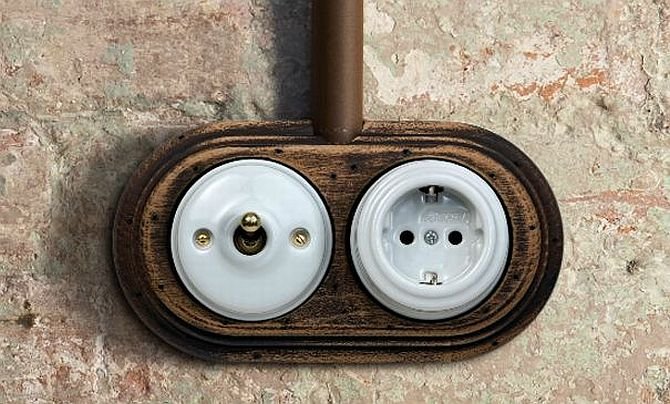 Włączniki do światła i gniazdka elektryczne w stylu retro