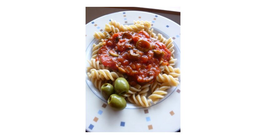 Fusilli z sosem pomidorowym i oliwkami