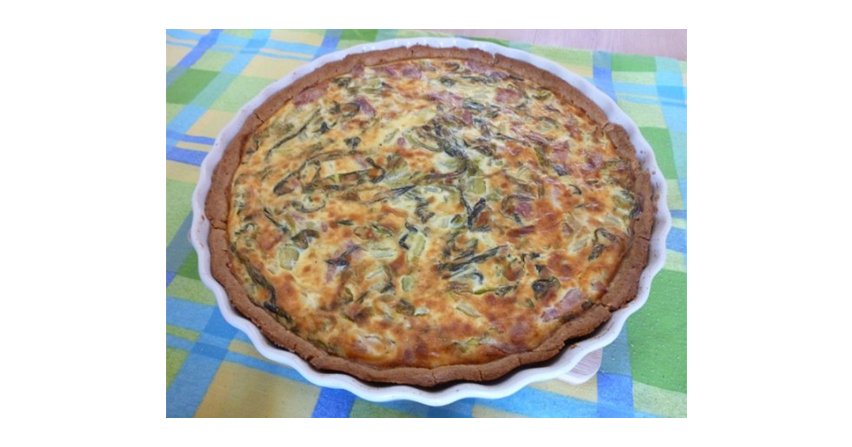 Pełnoziarnista tarta z sałatą rzymską i kiełbasą