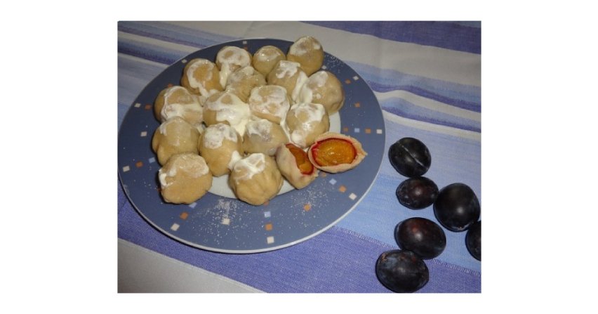 Knedle z ciasta pierogowego ze śliwkami
