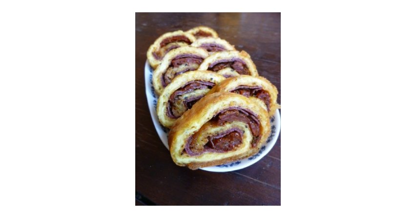 Rolada serowa z pomidorami i salami