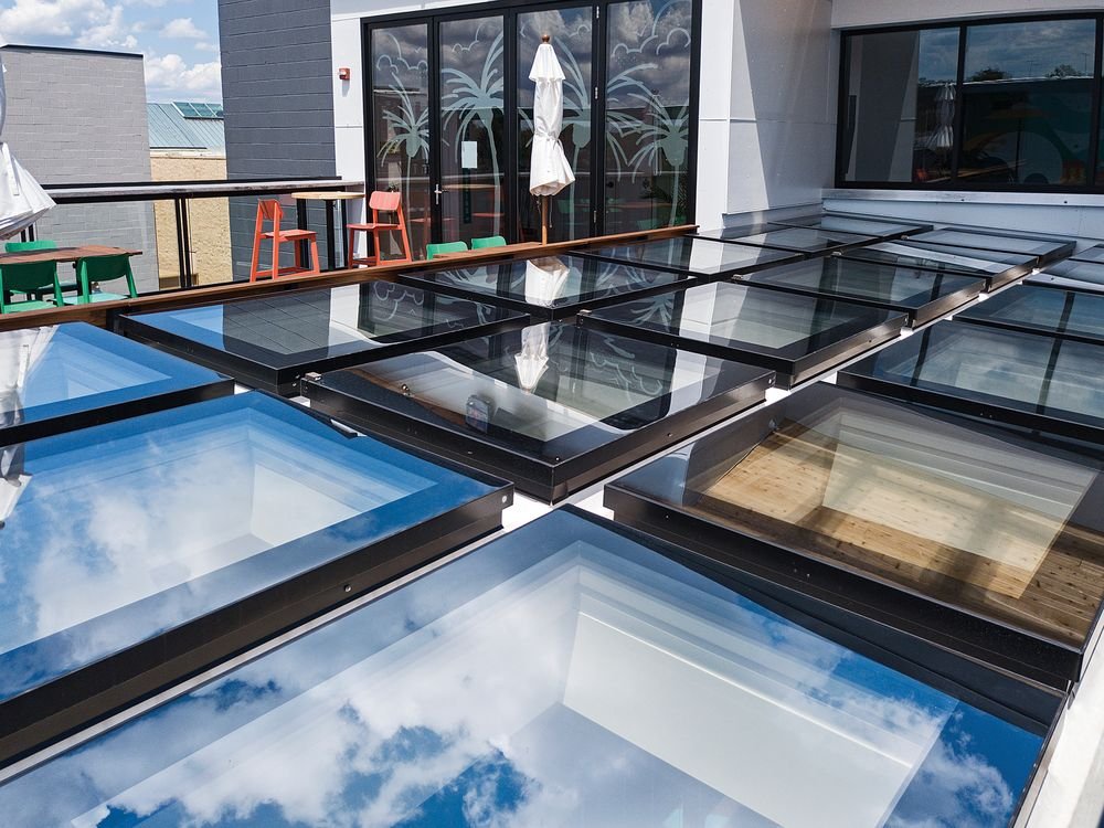 Okna do dachów płaskich w amerykańskich restauracjach - galeria