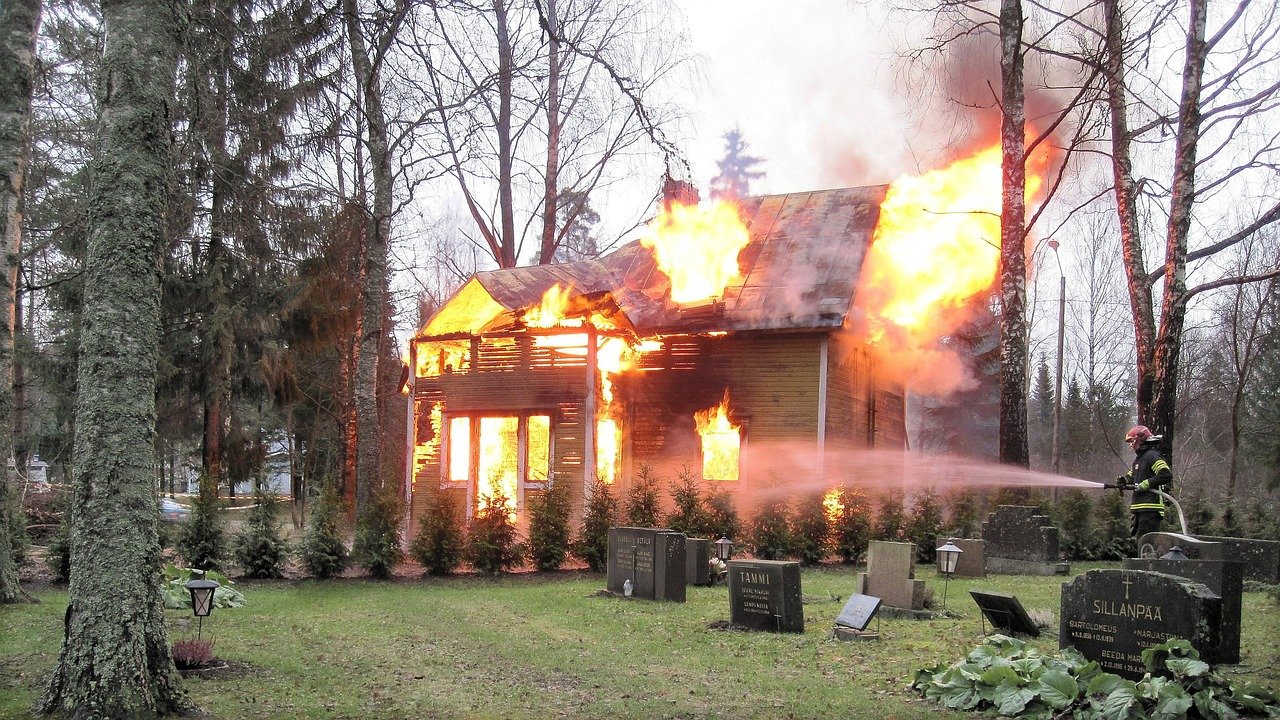Jak ochronić dom przed pożarem? Praktyczne porady i wskazówki
