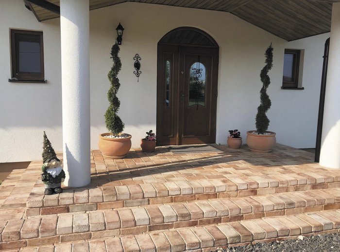 Modny trend – cegła i beton na elewacji oraz we wnętrzach