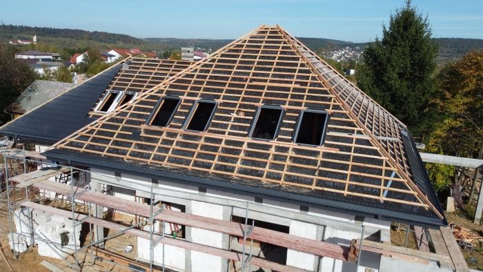 Membrana, czyli nowoczesna ochrona dachu – jaką rolę pełni w konstrukcji?