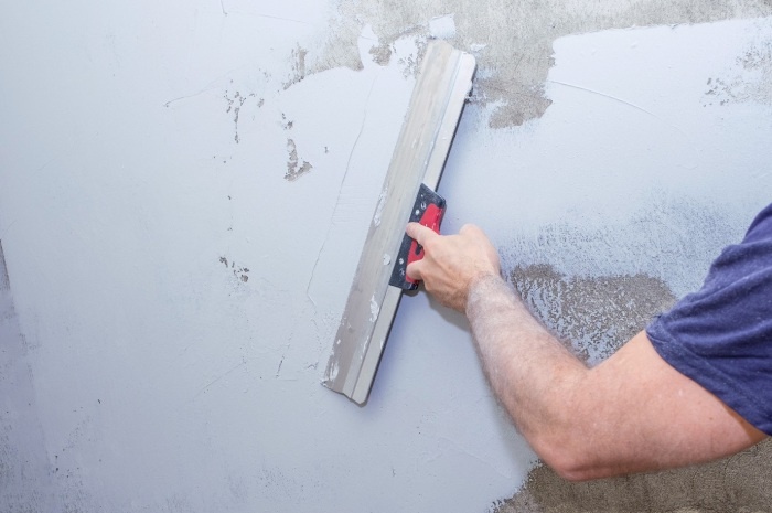 Gładź szpachlowa na ścianie – jak uzyskać idealnie gładką powierzchnię?
