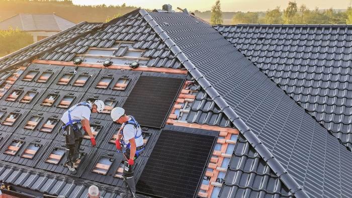 Systemy fotowoltaiczne na dachach domów jednorodzinnych – nowe technologie na przykładzie VARIO