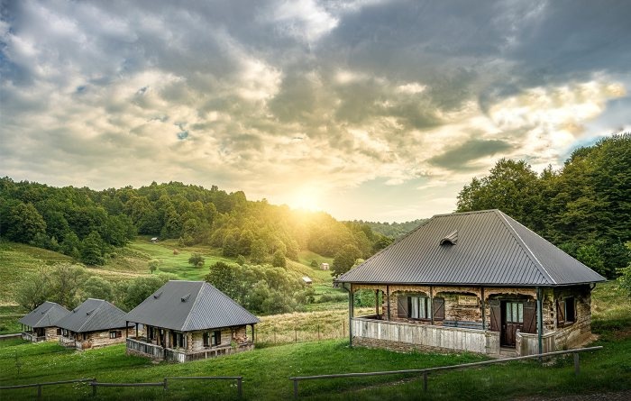 Konfrontacja blachodachówki z blachą trapezową