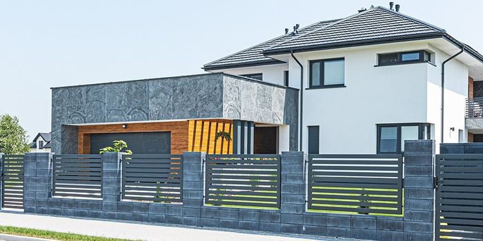 Jak zbudować ogrodzenie z gotowych elementów betonowych?