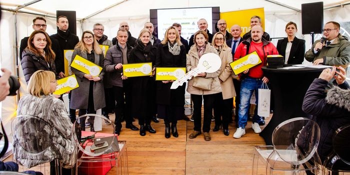 Kulisy akcji Dom z serca – WIŚNIOWSKI dostarczył nowoczesne okna i drzwi