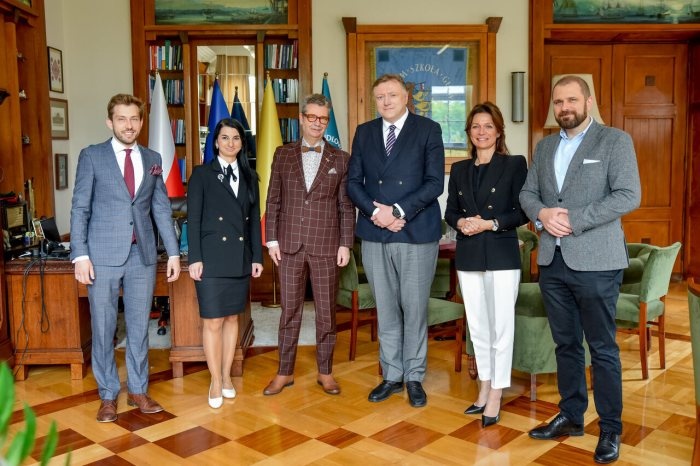 FAKRO dołączyło do Klubu Partnerów SGH