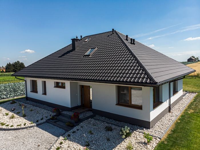 Czy obróbki blacharskie ochronią dach przed silnymi powiewami wiatru?