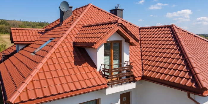 Czy dachówka tłumi hałas? Sprawdź, od czego zależy komfort akustyczny dachu
