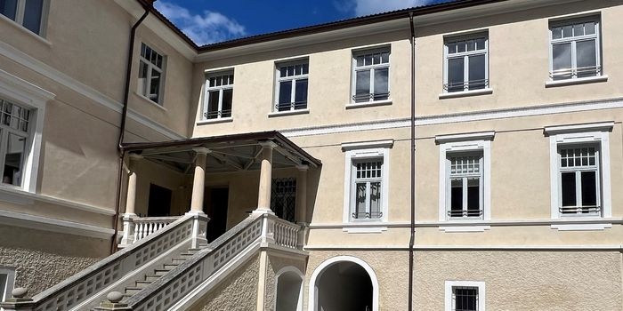 Efektowna elewacja budynków zabytkowych – tynki do izolacji termicznej