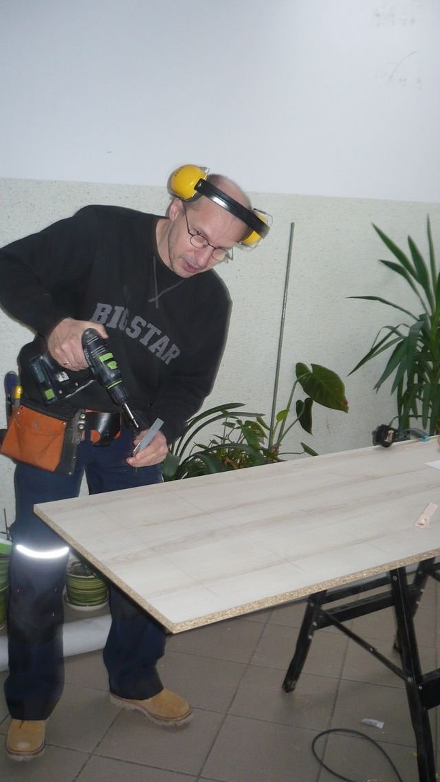 Przycinane elementów szafy.