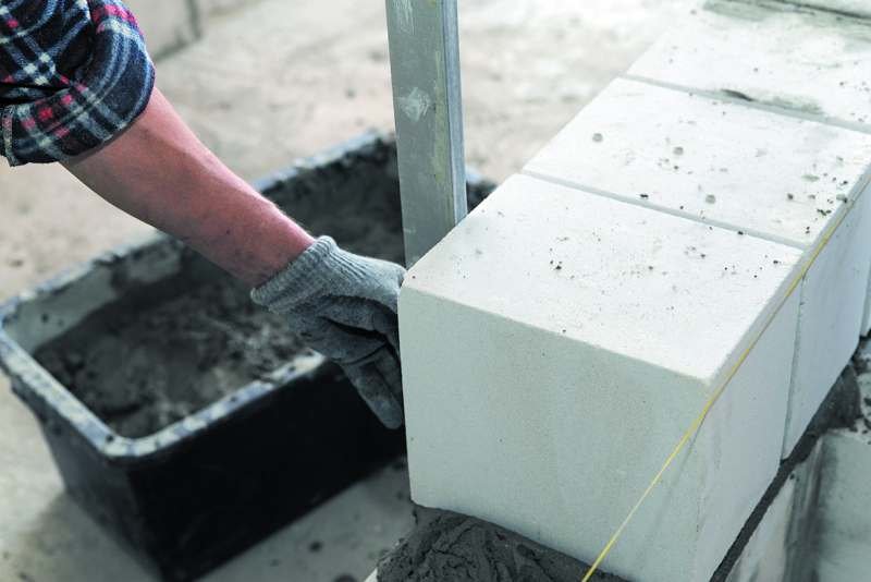 Bloki wapienno-piaskowe charakteryzuje wysoka akumulacyjność termiczna – zdolność materiału do gromadzenia ciepła, która wynika z pojemności cieplnej materiałów budowlanych. Silikat, który raz zaabsorbował ciepło (nagrzał się), bardzo wolno je oddaje. Zd.