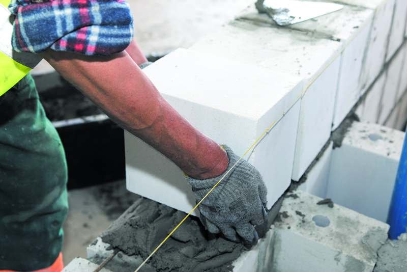 Bloki wapienno-piaskowe charakteryzuje wysoka akumulacyjność termiczna – zdolność materiału do gromadzenia ciepła, która wynika z pojemności cieplnej materiałów budowlanych. Silikat, który raz zaabsorbował ciepło (nagrzał się), bardzo wolno je oddaje. Zd.