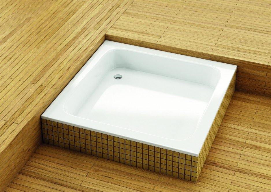 Standard – brodzik kwadratowy na podstawie ze styropianu, odpływ ø 50. Wymiary 790/790 lub 890/890 mm. Wysokość: 250 mm, głębokość: 140 mm. Cena brutto: od 405 zł (dostępny także w wersji półokrągłej)