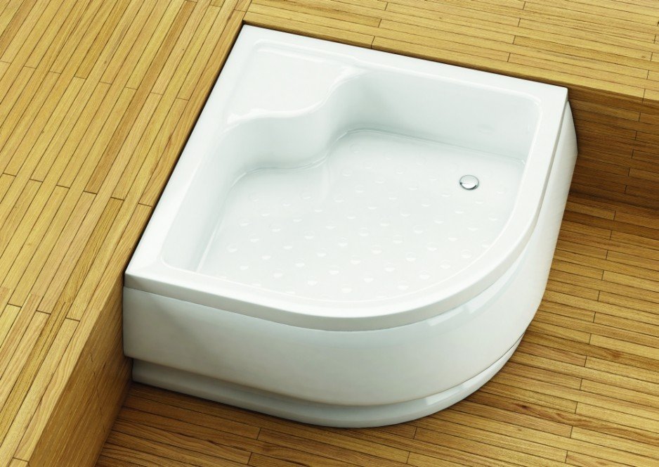 Standard – brodzik głęboki z siedziskiem, odpływ ø 50. Wymiary: 800/800, 900/900 mm. Wysokość: 260 mm, z obudową 350 mm. Głębokość: 240 mm. Cena brutto: od 454 zł. Obudowa od 343 zł