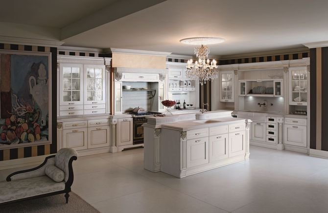 Białe fronty szafek sprawiają, że pomieszczenie wydaje się jeszcze bardziej czyste i zadbane, pasują do każdego stylu kuchni