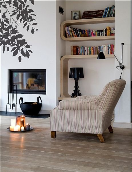 Ciemna dekoracja na białej ścianie i czarne dodatki sprawiają, że pokój wygląda bardzo efektownie.