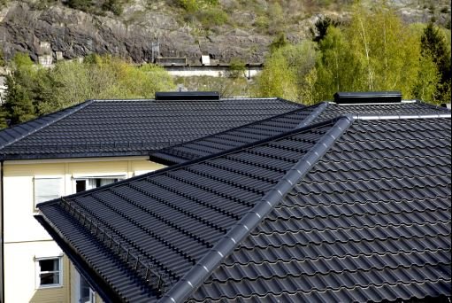 Modułową blachodachówkę łatwo dopasować do kształtu połaci