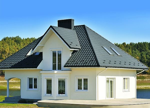 Dom pomalowany na biało zawsze i w każdym otoczeniu wygląda elegancko i ponadczasowo.