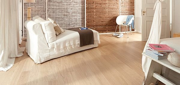 Biel bardzo ładnie komponuje się z drewnem i naturalnymi materiałami.
