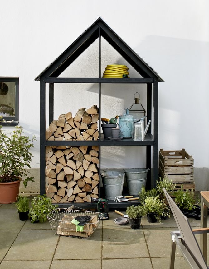 Samodzielnie wykonana chatka na drewno sprawdzi się w ogrodzie lub na tarasie
