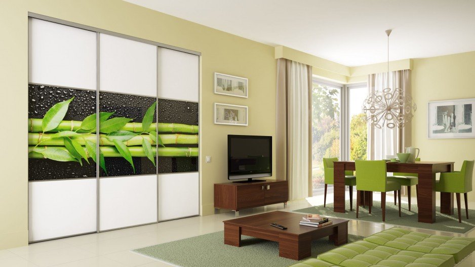 Graficzny motyw bambusa na drzwiach szafy stanowi mocny element dekoracyjny wnętrza