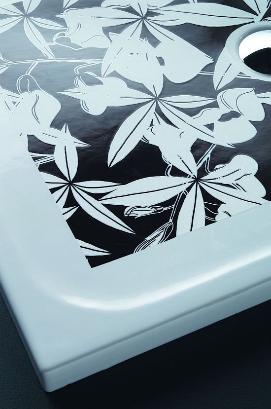 Ceramiczny brodzik prysznicowy z kolekcji Filo Pavimento firmy Disegno Ceramica. Pokryte jest roślinnym ornamentem. Dekoracja ta pełni podwójną rolę: ozdobną oraz użytkową, ponieważ jest elementem antypoślizgowym.