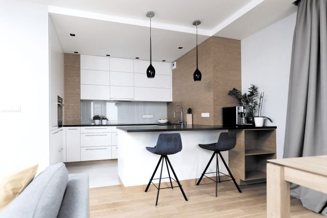Czym wykończyć ścianę nad blatem roboczym w kuchni otwartej na salon?Fot. MGN Pracownia Architektoniczna
