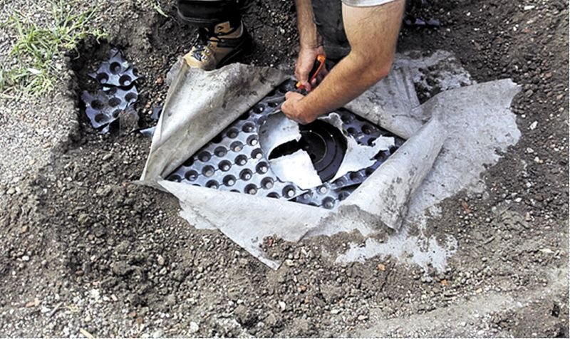 Fot. 2. Wpust zabudowany przez warstwy dachu zielonego; fot. APK Dachy Zielone