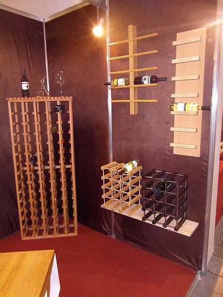 Drewniane stojaki na wino - do wyboru: stojące lub wiszące