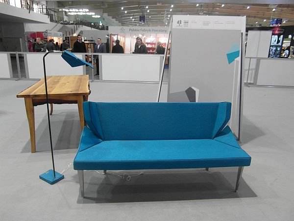 Minimalistyczna kanapa i oryginalna lampa - obie w obłędnym kolorze!