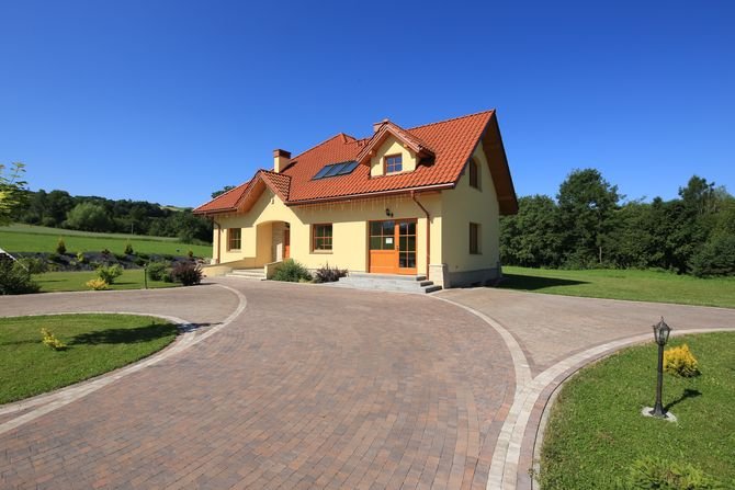Kostka Carmino ma kształt trapezu i występuje w 5 różnych rozmiarach, można z niej tworzyć ścieżki i podjazdy