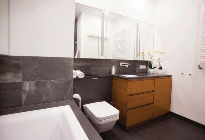 W łazience sprawdzą się tzw. gatunki twarde i tłuste, które dobrze znoszą kontakt z wodą - należą do tek i iroko, a także merbau i inne drewno pochodzące z lasów deszczowych. Z rodzimych gatunków można wybrać dąb albo modrzew.