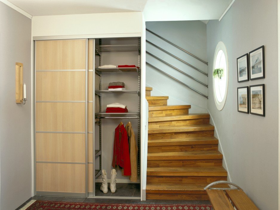 Na szafę można wykorzystac miejsce pod schodami