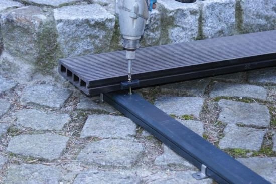 Zalecany odstęp belek podtrzymujących konstrukcję powinien wynosić nie więcej niż 30 cm.