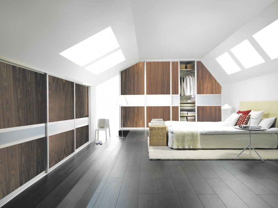 W minimalistycznie urządzonej sypialni sprawdzą się zaplanowane na obu ścianach szafy, w których można schować ubrania czy książki