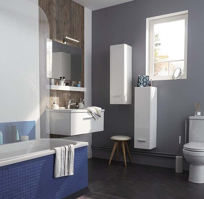 Za pomocą farb do kuchni i łazienki można kolorystycznie zaakcentować np. ścianę z WC