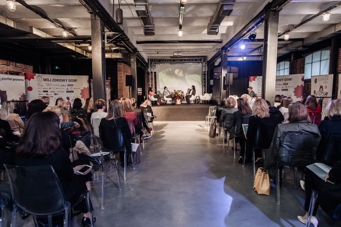 Jedna z dyskusji podczas Forum dotyczyła jakości powietrza, wentylacji pomieszczeń i światła dziennego oraz ich wpływu na nasze zdrowie.Fot. Marianna Kasperczyk