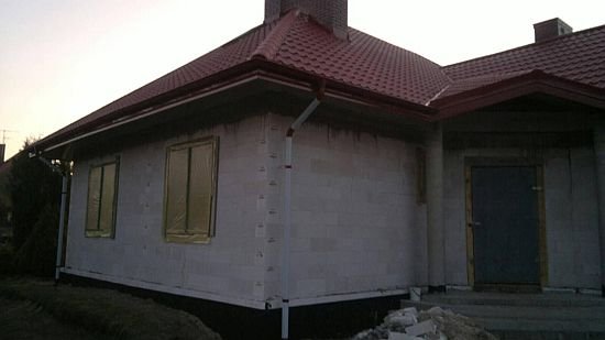 Budynek dobrze zabezpieczony na zimę