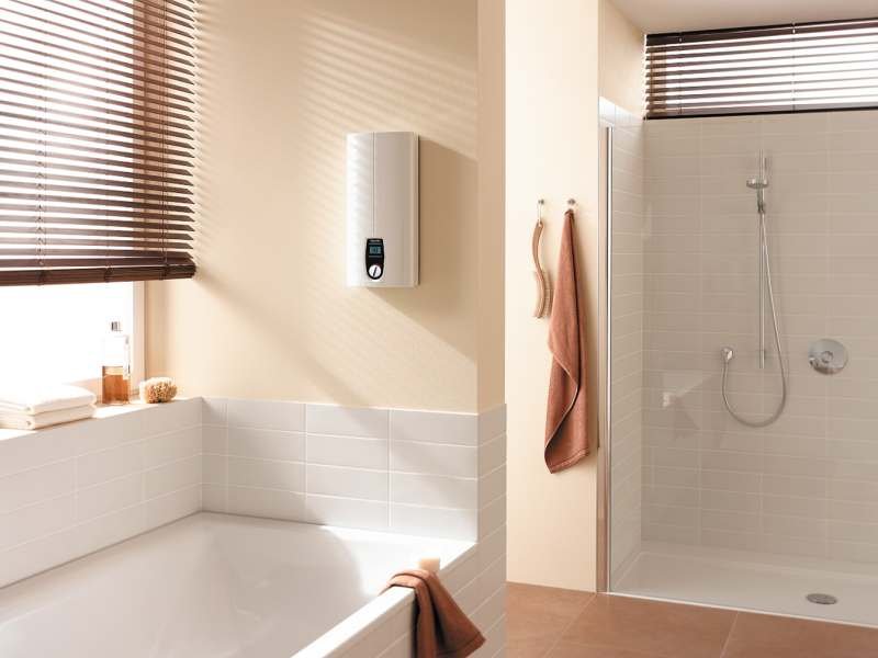 Elektroniczny ogrzewacz zainstalowany blisko prysznica pozwala zredukować zużycie wody