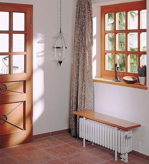 Zehnder Charleston Relax – stalowy grzejnik członowy (z żeberek). Ławka ze sklejki drewnianej lub drewna. Można zamontować w przedsionku, łazience lub ogrodzie zimowym