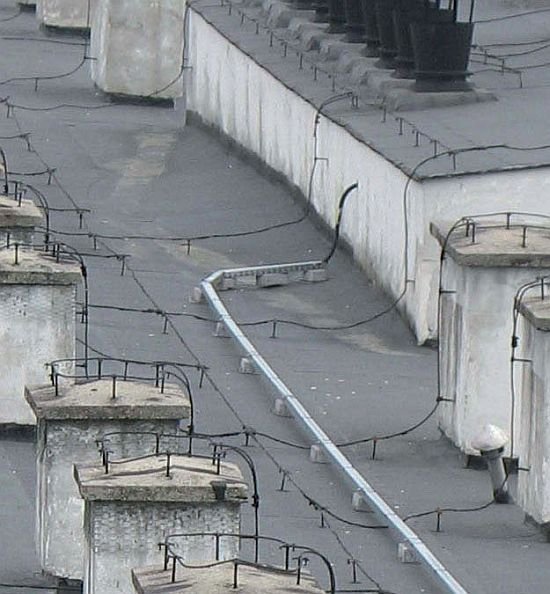 Zagrożenie przeskokami iskrowymi pomiędzy instalacjami.