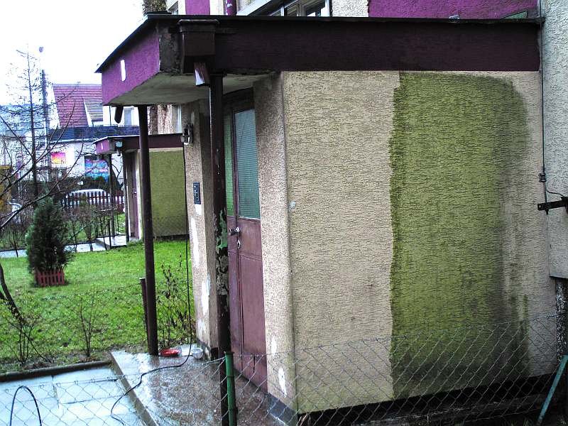 Efekt czyszczenia – po lewej stronie część ściany po zabiegach, po prawej – część nieoczyszczona