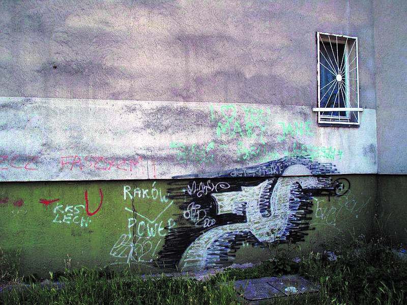 Przykład usterki na ocieplonej elewacji wymagającej naprawy: graffiti na elewacji